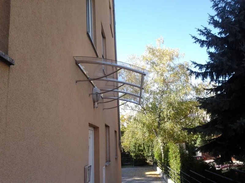 nadstrešnica na ulazu
