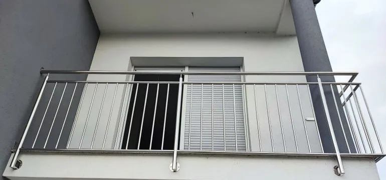Inox ograda Anya sa okomitim ispunama za lodje