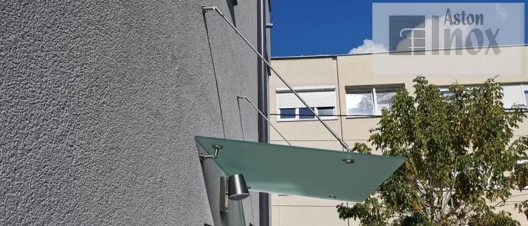 Staklena nadstrešnica Moderna montirana na ulazu